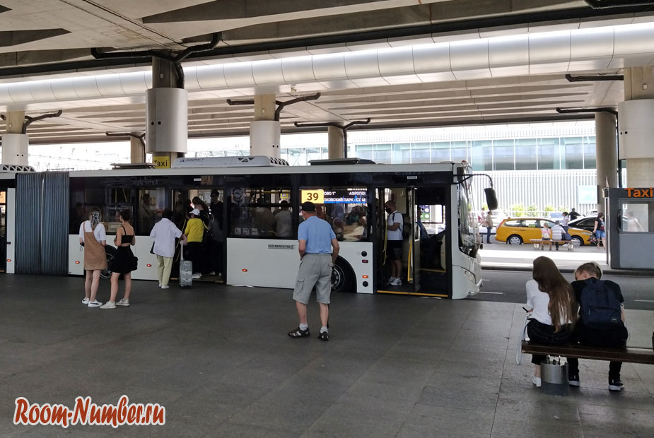 Как добраться из аэропорта в Питере до города: такси и автобус