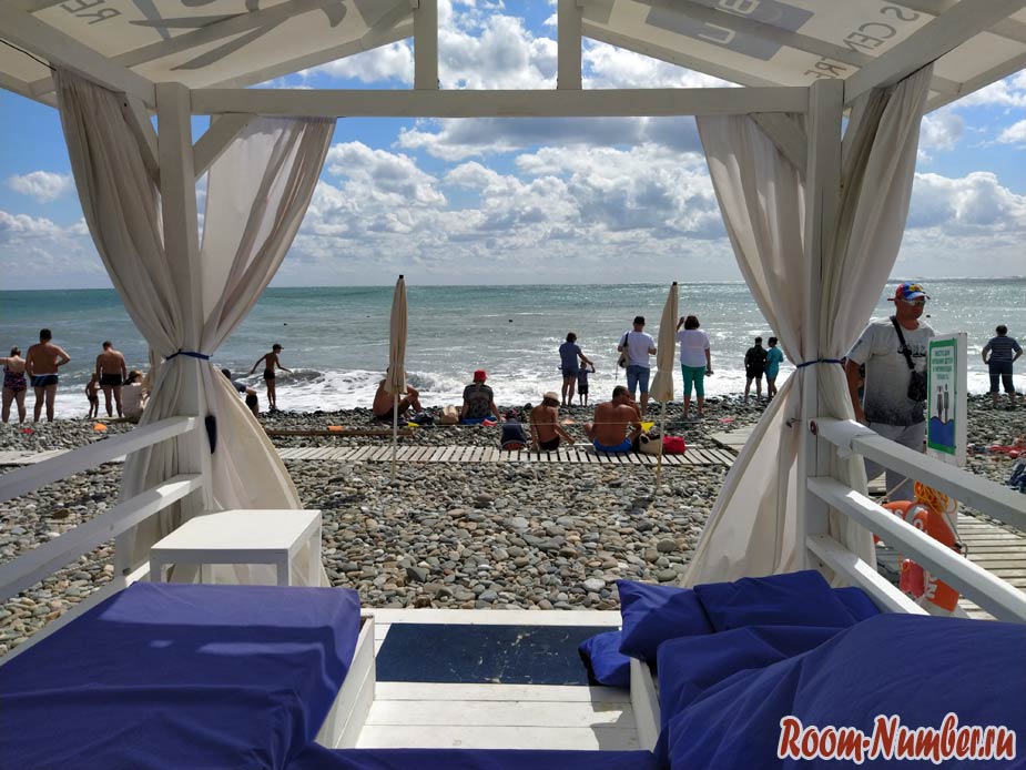 лежаки на пляже имеретинка в сочи