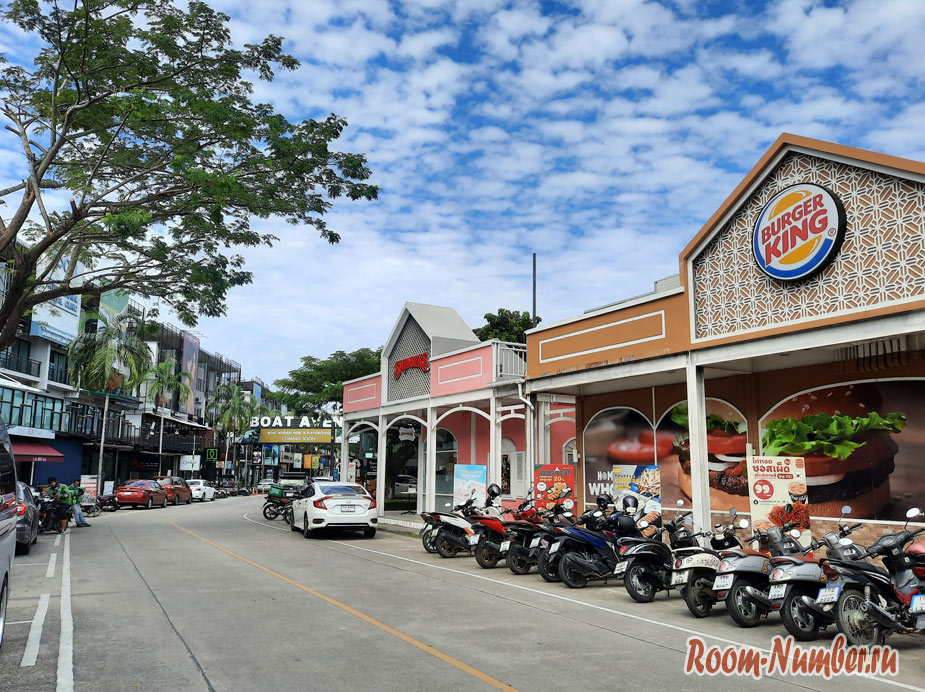 Boat Avenue – улица с ресторанами и магазинами на Пхукете и пятничный рынок в Бангтао