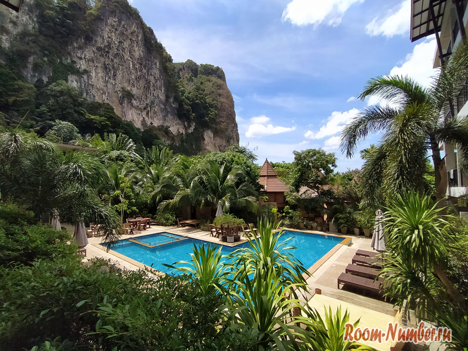Andaman Pearl Resort: отель в Ао-Нанге весь в зелени, с бассейном и видом на скалы