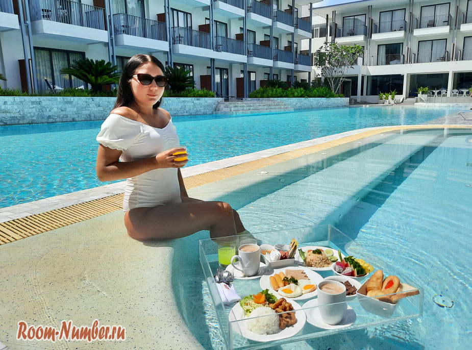 Seabed Grand hotel: отель с бассейном и плавающим завтраком в Пхукет тауне