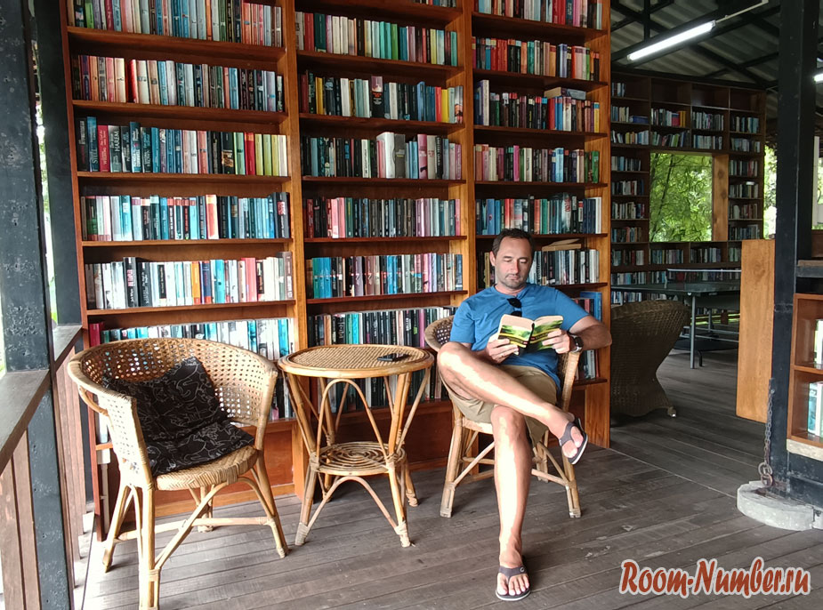 biblioteka-cafe-phuket-11