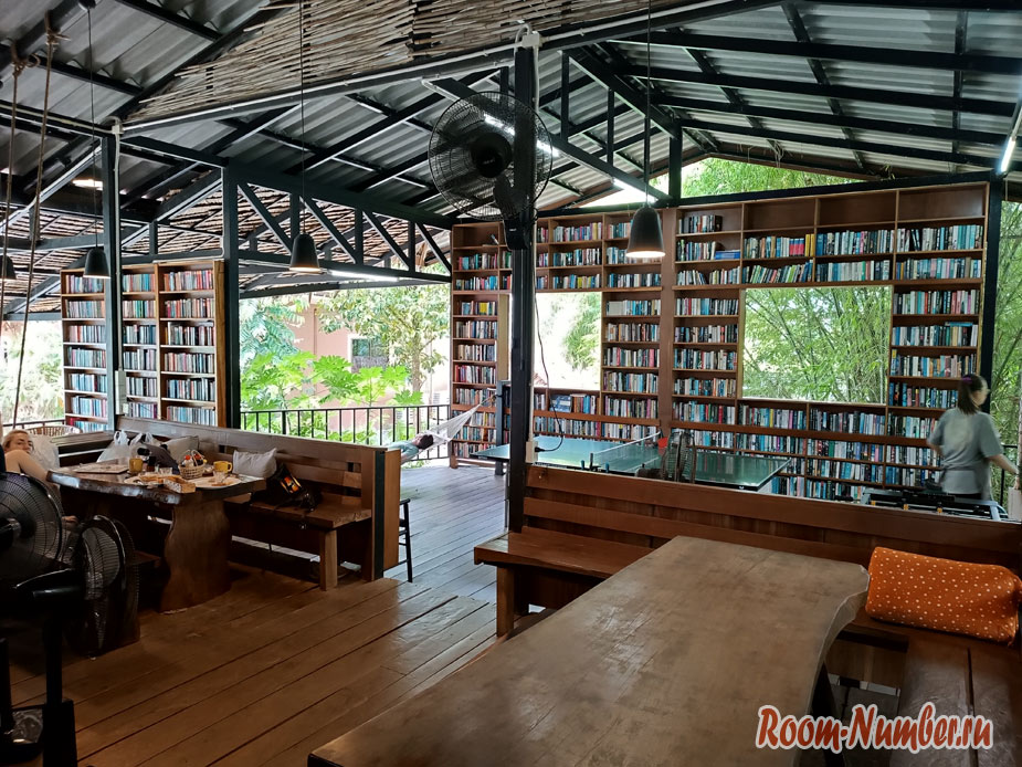 biblioteka-cafe-phuket-12