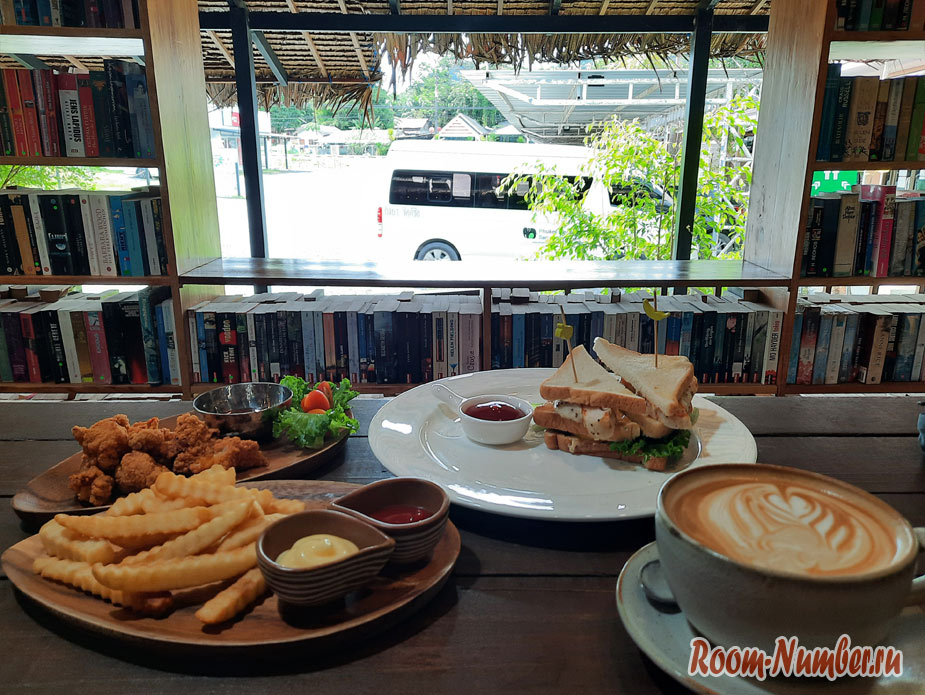 biblioteka-cafe-phuket-3