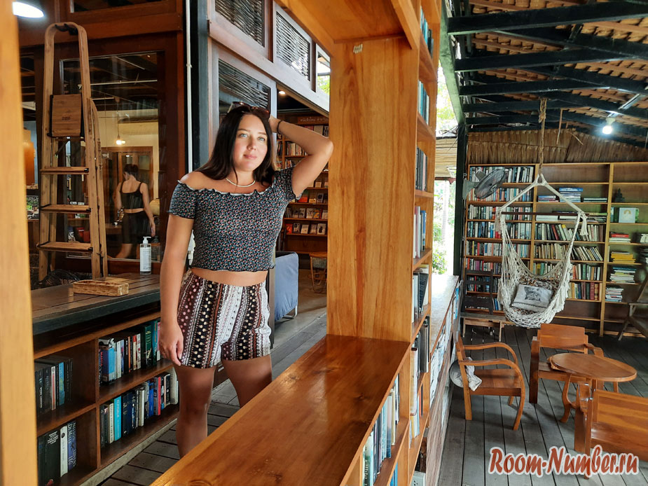 biblioteka-cafe-phuket-4