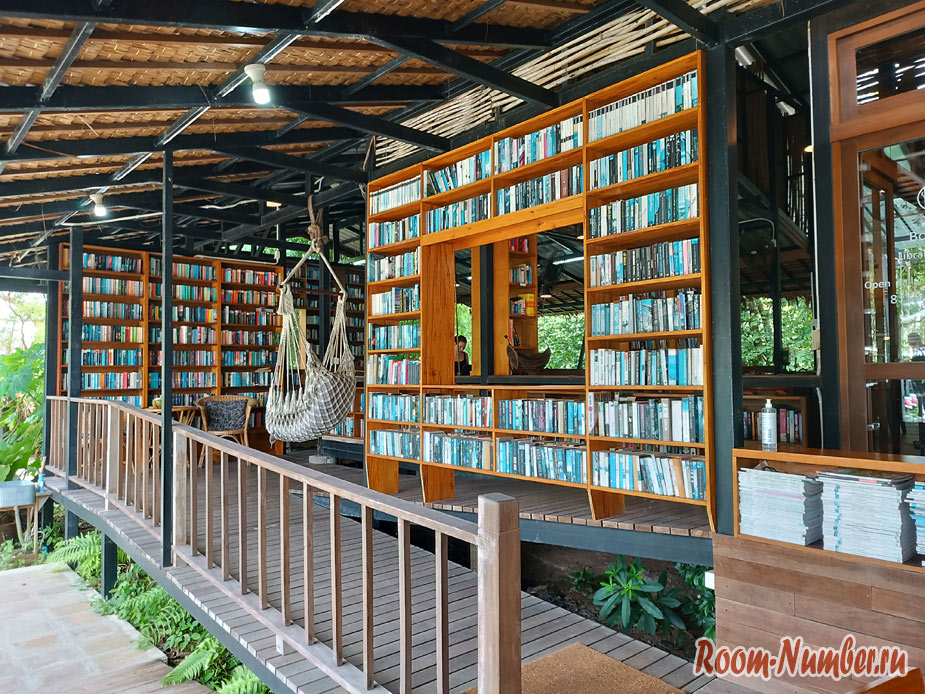 biblioteka-cafe-phuket-5