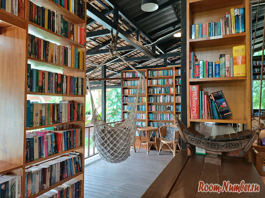 biblioteka-cafe-phuket-6