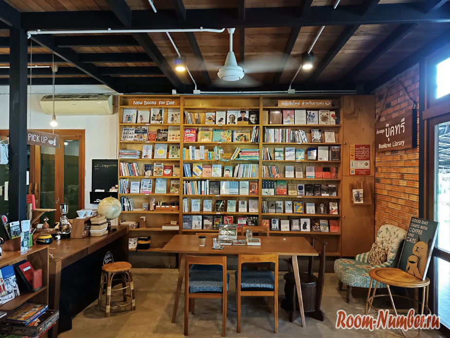 biblioteka-cafe-phuket-7