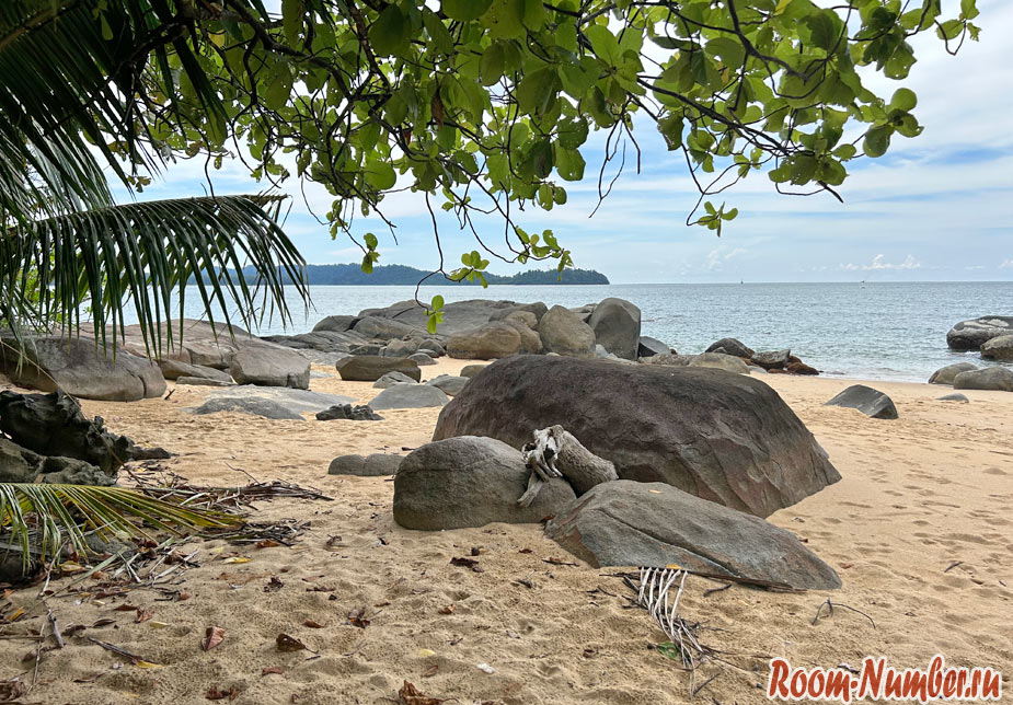 Пляж Посейдон в Као Лаке с большими камнями и вкусной кафешкой