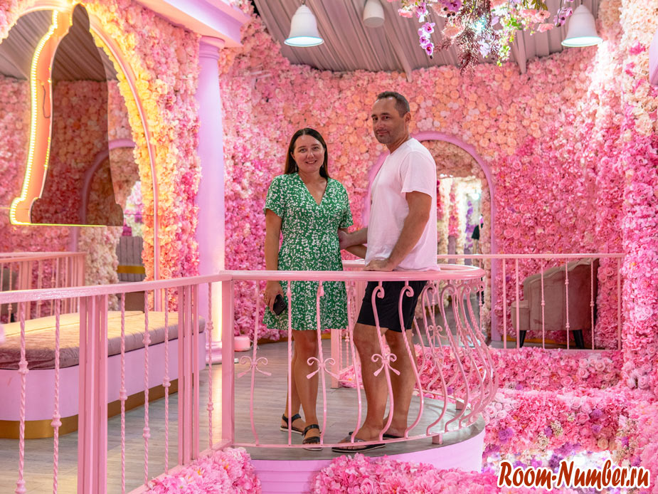 Розовое кафе с цветами на Пхукете: Kor Ra Kang Cafe & Restaurant