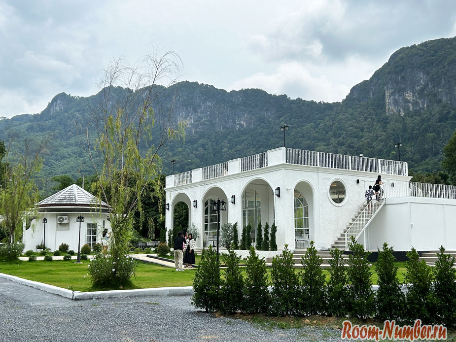 Самое красивое кафе в Накхонситхаммарат – Cloudy-white Lansaka