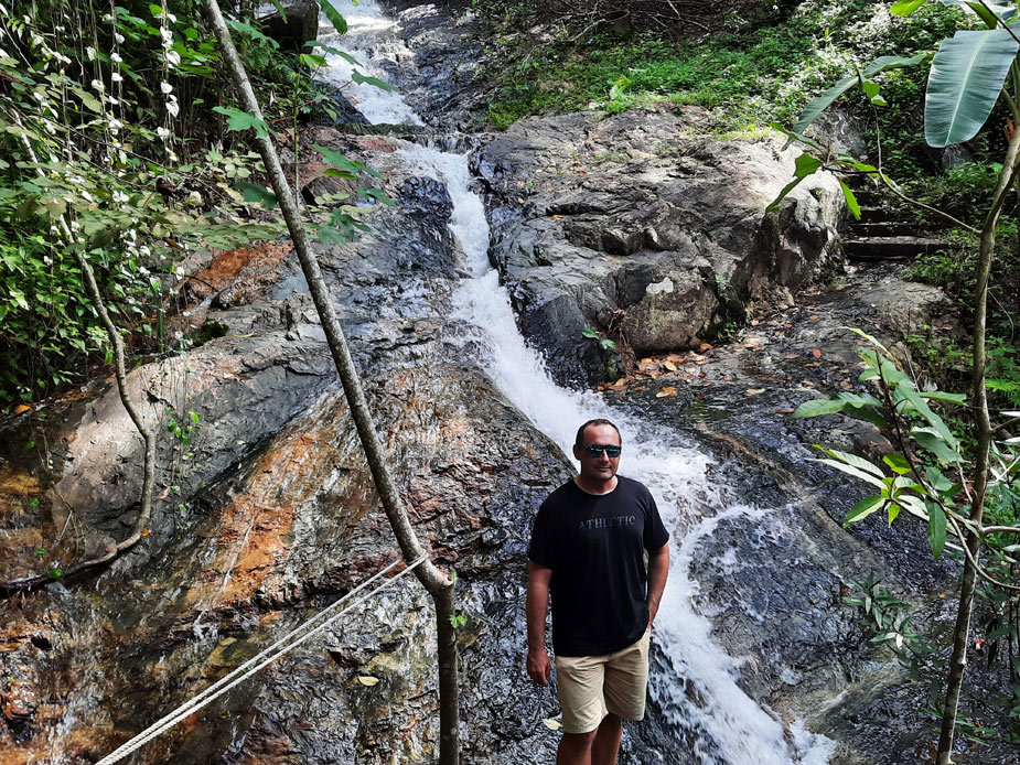 Кафе с водопадом на Пхукете: Nua Tone cafe Bangtao