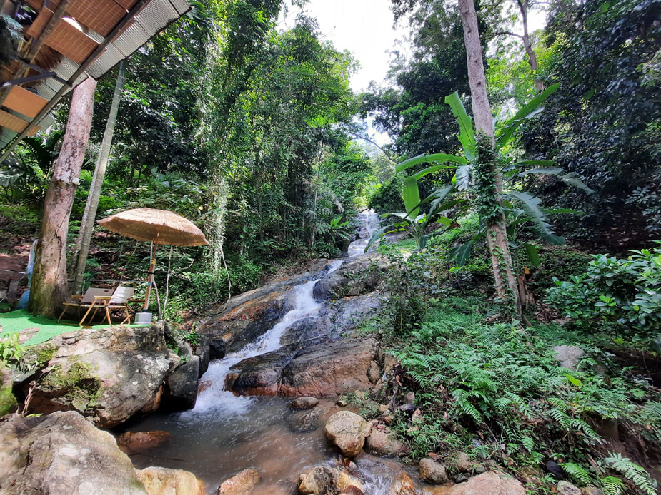 nuatone-cafe-s-vodopadom-2