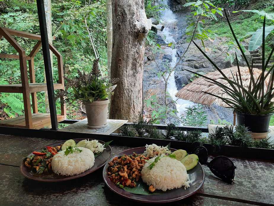 nuatone-cafe-s-vodopadom-3