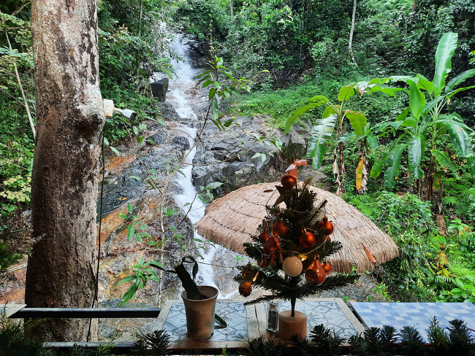 nuatone-cafe-s-vodopadom-8