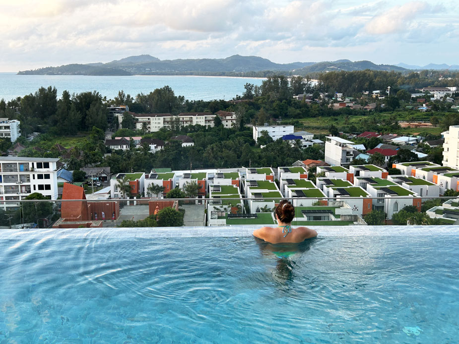 отдых в бассейне на крыше пхукет