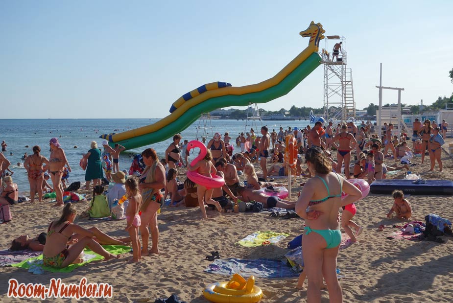 много народу на пляже в евпатории