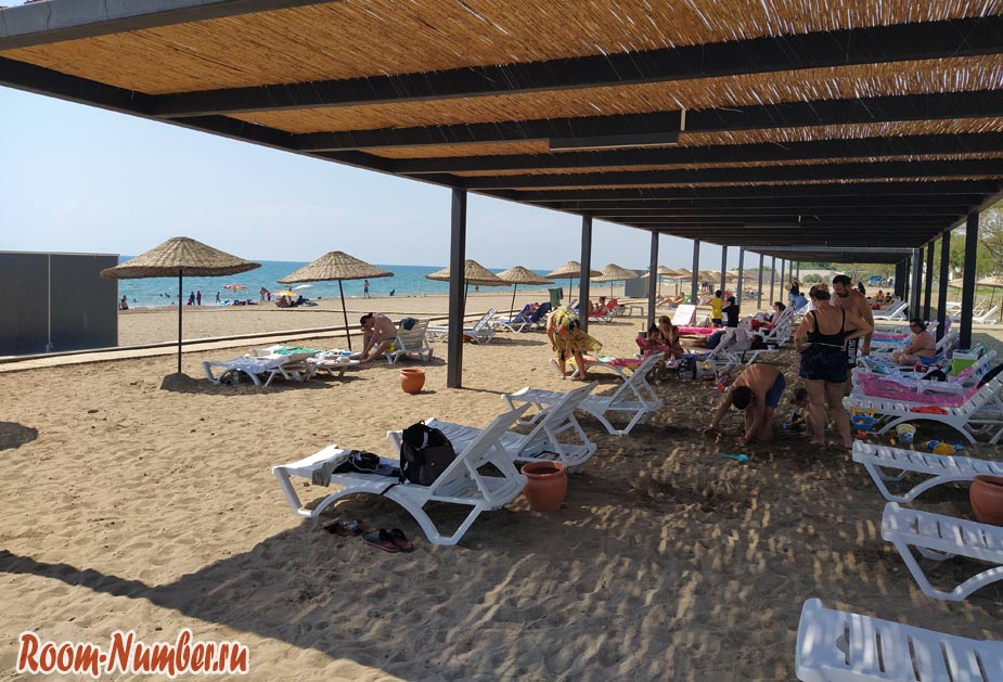 Городской пляж в Белеке (Belek Halk Plaji). Единственный проход к морю