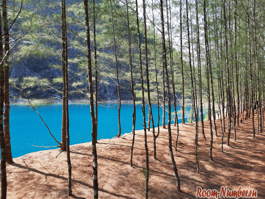 Голубое озер о в Пханг Нге. Tham Thonglang Quarry